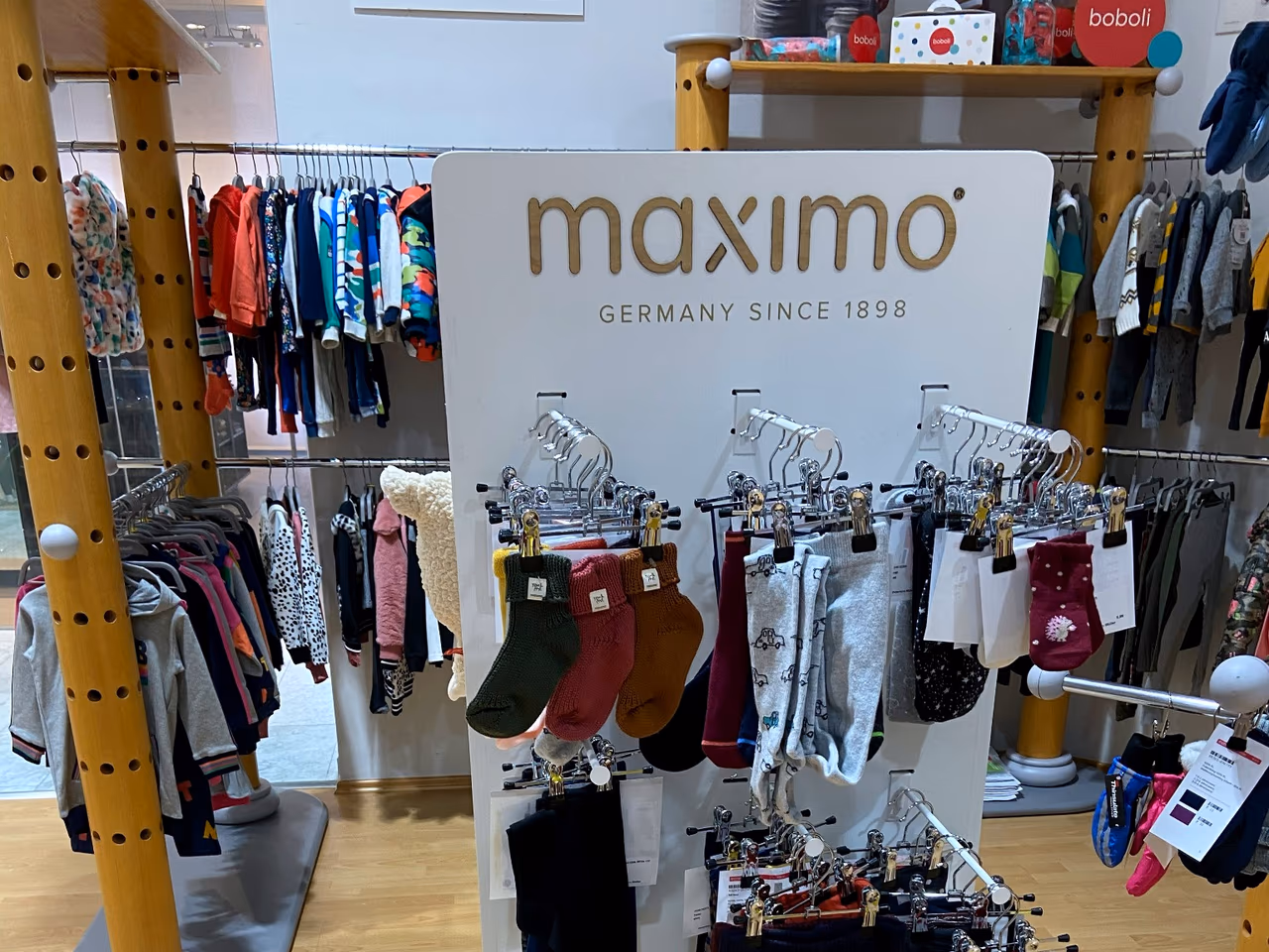 maximo Markenstand mit Strümpfen und Accessoires im Showroom