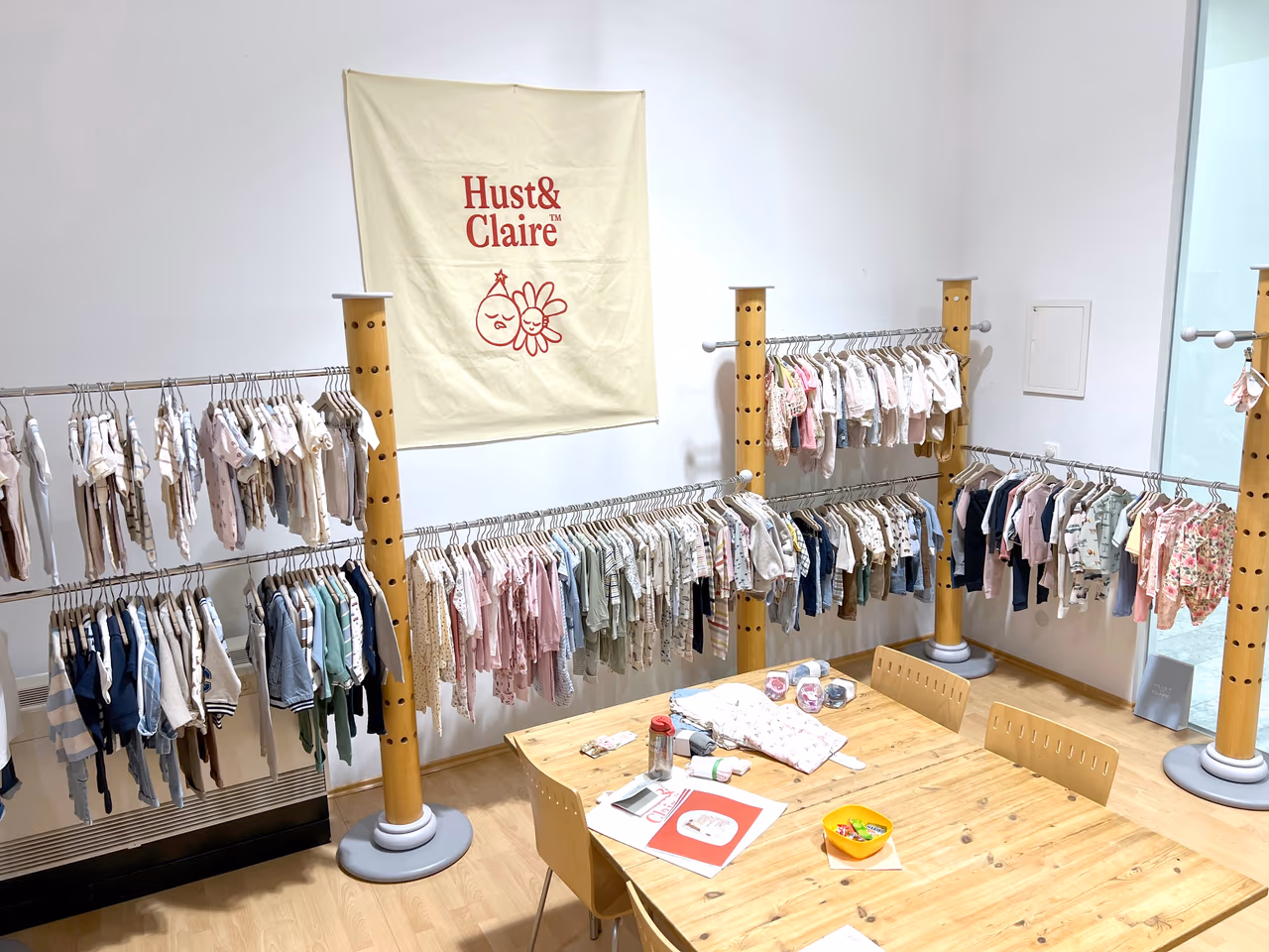 Hust & Claire Bereich mit Ordertisch im Showroom in Sindelfingen