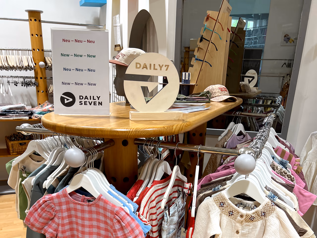 Präsentationstisch von Daily7Kids im Showroom von Müller & Müller