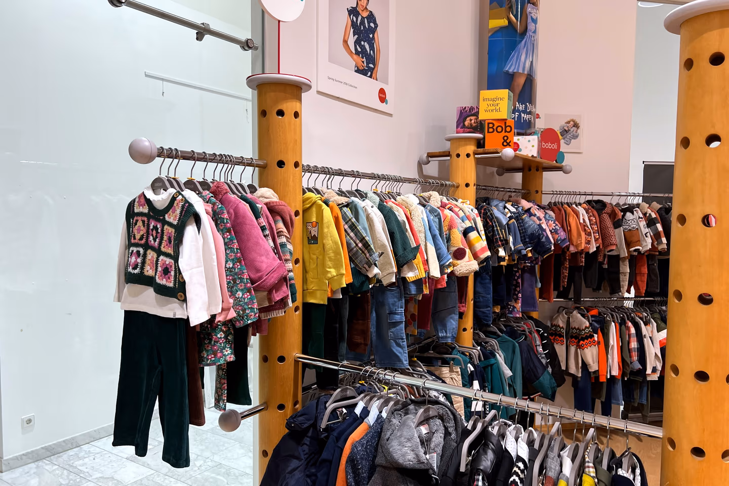 Kollektionen auf Warenträgern im Showroom von Müller & Müller