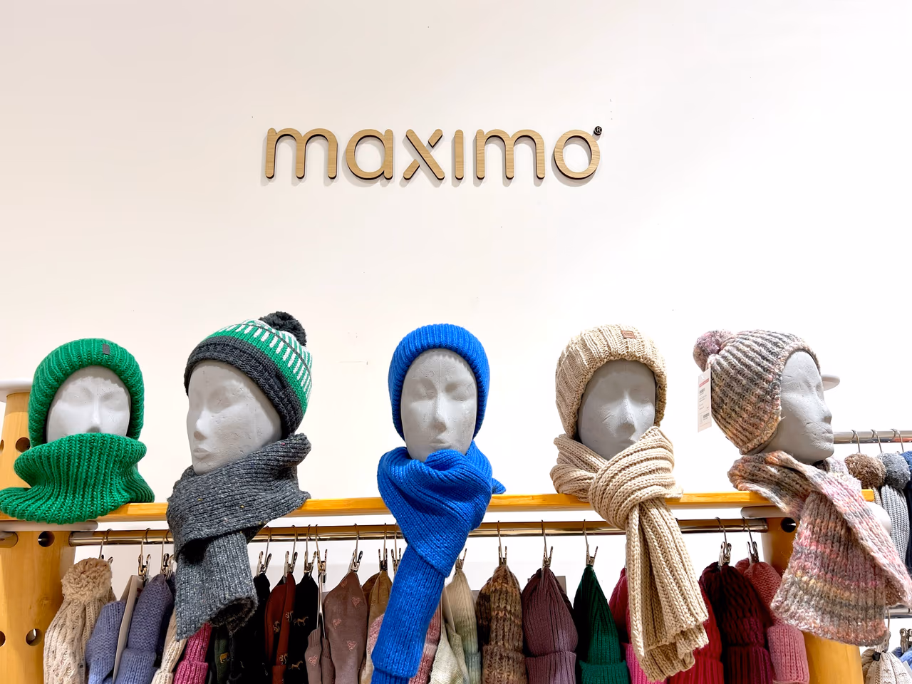 Auswahl an Mützen und Schals im Showroom von Müller & Müller
